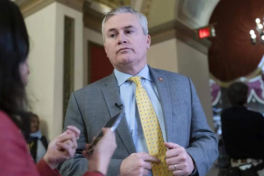 El representante republicano James Comer habla con reporteros mientras se dirige a la cámara baja, el jueves 12 de enero de 2023, en Washington