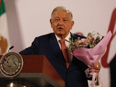 “Felicidades a todas las mamás de nuestro país”: AMLO festeja con mariachis el Día de las Madres
