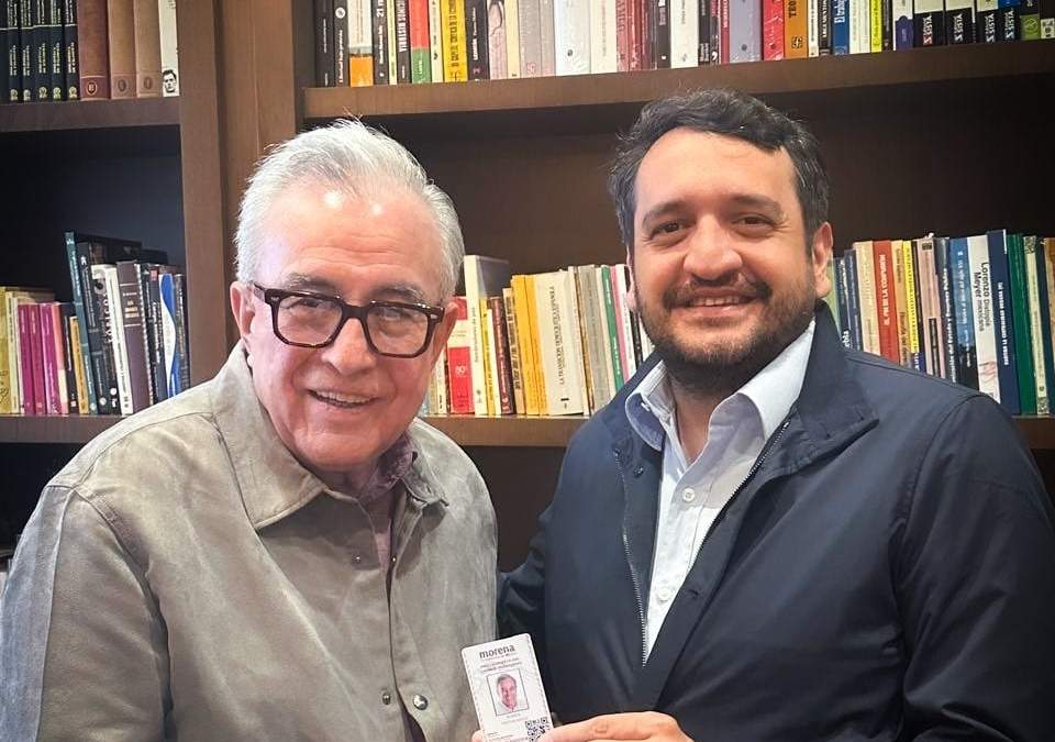 Rubén Rocha Moya se afilia a Morena; Andrés Manuel López Beltrán le entregó su credencial