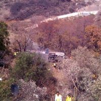 Mueren cuatro al caer un autobús a barranco en carretera de Puebla