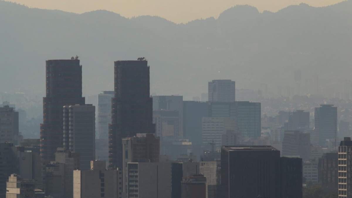 La contaminación de este lunes por la tarde, vista desde Santa Fe al poniente de la ciudad
