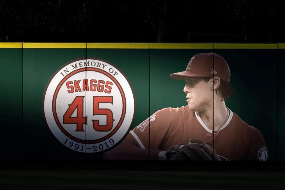 Una imagen y un logotipo en memoria del exlanzador de los Angelinos de Los Ángeles, Tyler Skaggs, se exhiben en el muro de los jardines de Anaheim, California, el 17 de julio de 2019. (