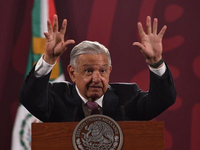 Hay 25 millones de personas con pensamiento conservador, que son "nuestros adversarios": AMLO