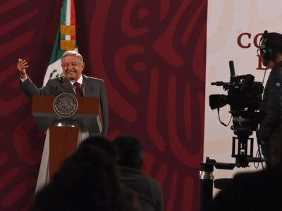 AMLO se burla de estimación de Moody's sobre devaluación del peso y dice que "no va a suceder"