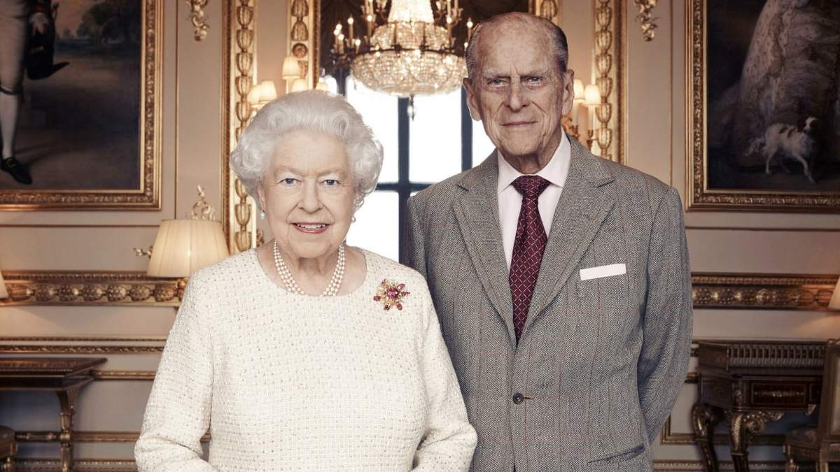 El Duque de Edimburgo y la Reina Isabel. Fuente: (Twitter)