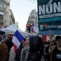 Francia prohíbe las reuniones en Nochevieja y agiliza la tercera dosis