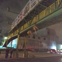 Hallan los cadáveres de dos hombres desnudos colgados de un puente en SLP