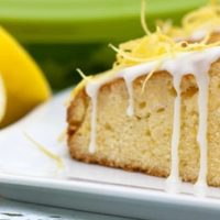 Fácil y rendidora: poné la pava y hacete esta torta de limón y coco, bien esponjosa y húmeda