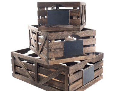 No tires los cajones de madera rotos, transformalos en una bonita mesa de luz en pocos minutos