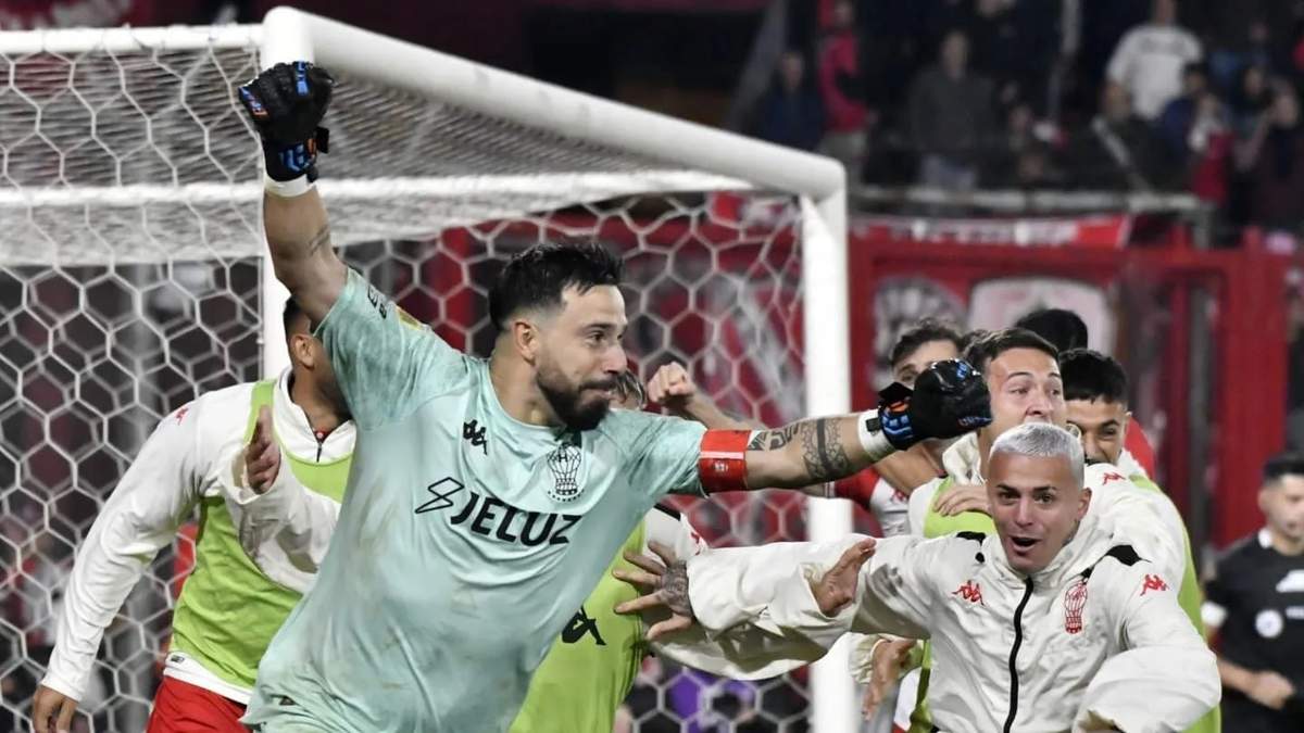 Hernán Galíndez, el arquero de Huracán festejando luego de atajar el penal que los llevó a la final.