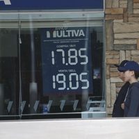 Peso pierde mientras aumenta la incertidumbre por la guerra en Medio Oriente