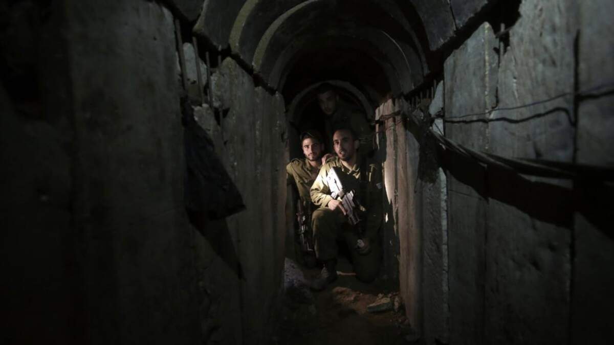 Soldados israelíes recorren un túnel descubierto cerca de la frontera Israel-Gaza