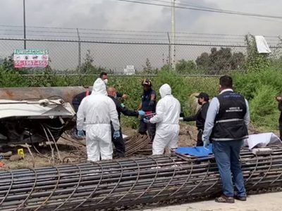 Cae una grúa de alto tonelaje encima de trabajadores del Viaducto Elevado; mueren cinco