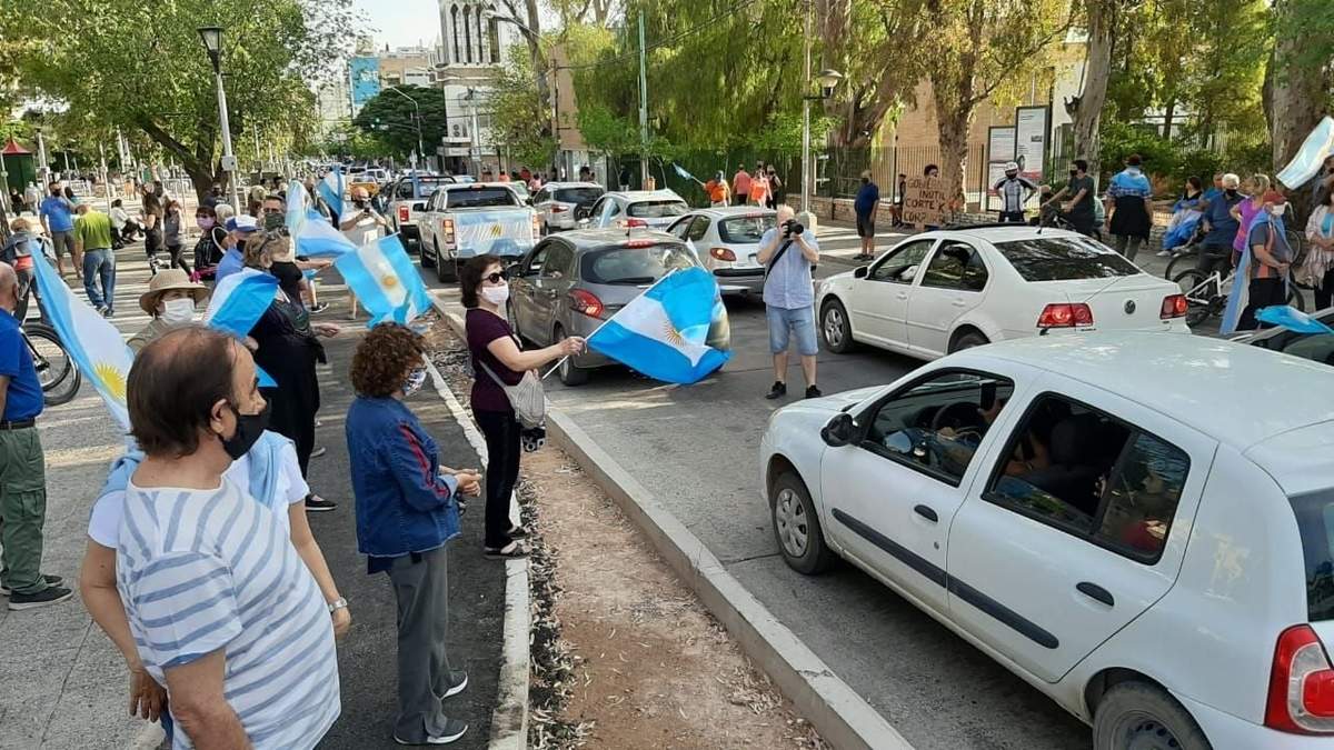 Marcha en contra del Gobierno Nacional en Neuquén Capital. Fuente: (Twitter)