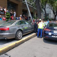 Auto en que viajaba el embajador de Guatemala arrolla a seis personas; muere una mujer