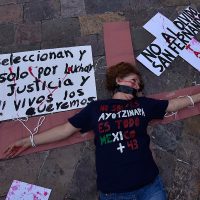 Cerco policiaco enmarca misa en la Basílica por los 43 de Ayotzinapa
