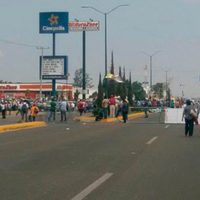 Amanecen cerradas pagadurías en Chiapas; maestros protestan y causan destrozos en Comitán