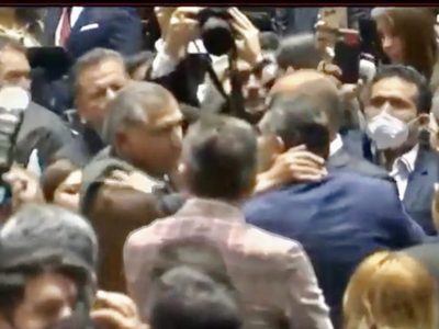 Así fue el saludo entre Adán Augusto López y "Alito" Moreno en la entrega del informe