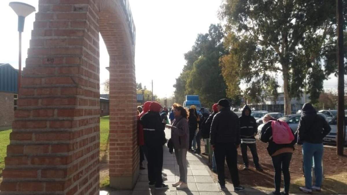 Trabajadores del hospital en Centenario. Fuente: (Centenario Digital).