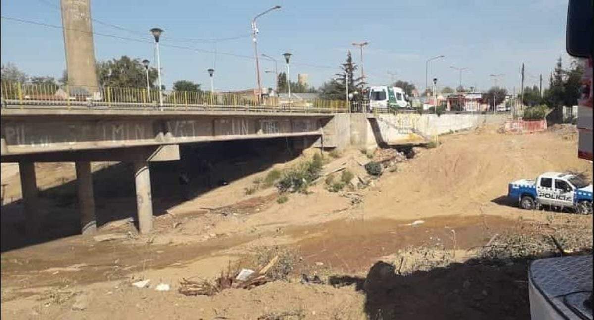 El atacante interceptó a la víctima en el zanjón y la golpeó en la cabeza. Fuente: (Cutral Co al Instante)