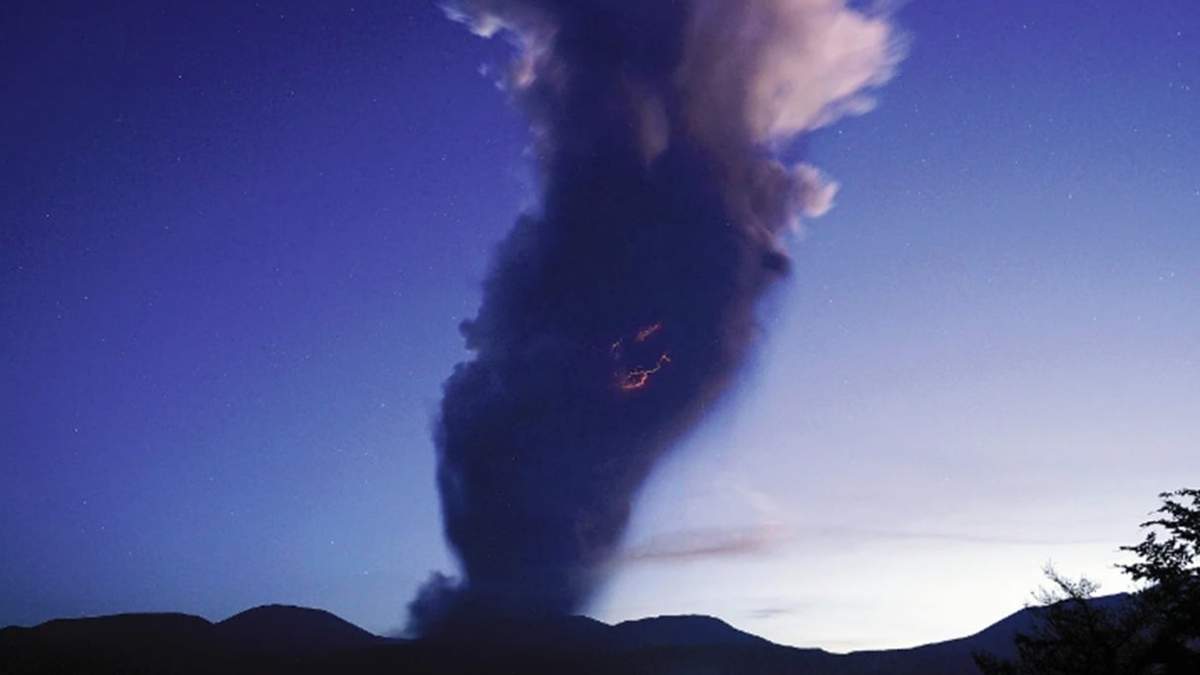 El monte Shinmoe entró en erupción, expulsando humo que se elevaba 5.500 metros desde el cráter