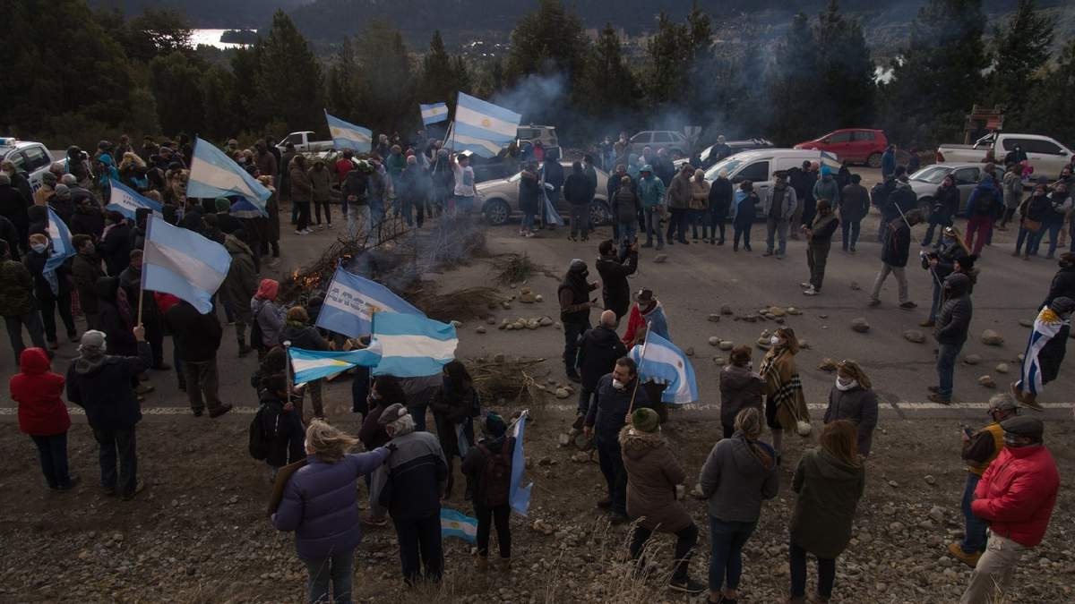 Vecinos de Villa Mascardi protestan en contra de las ocupaciones ilegales. Fuente: (Twitter)