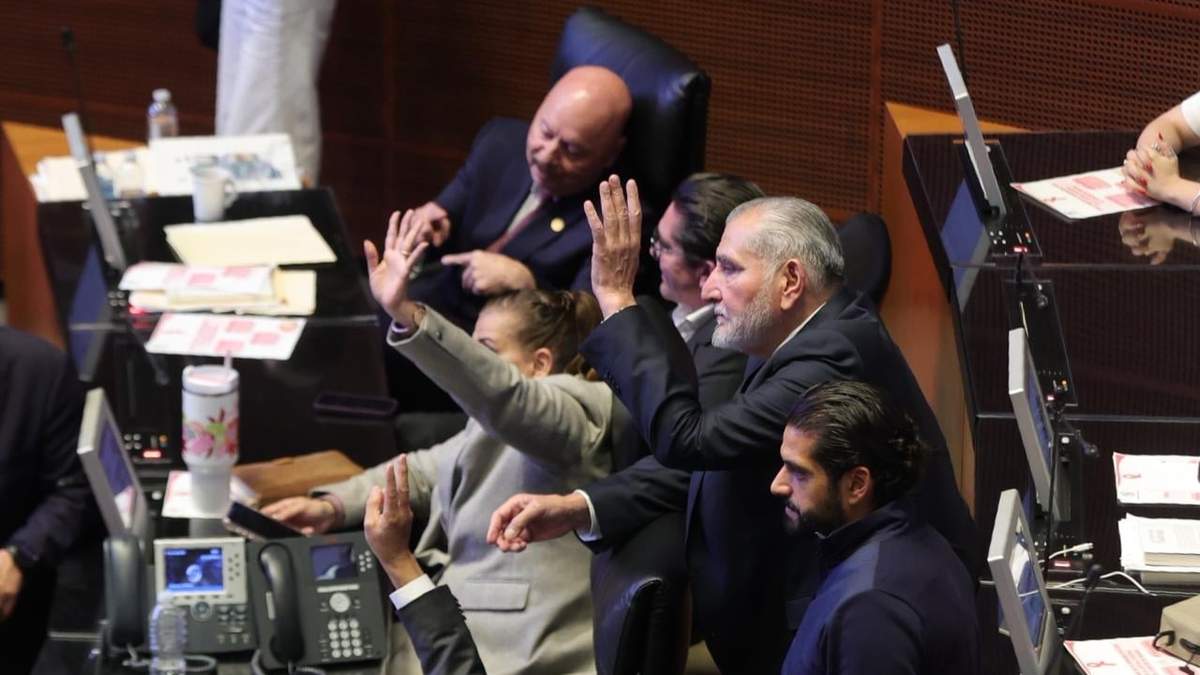 Senadores votando