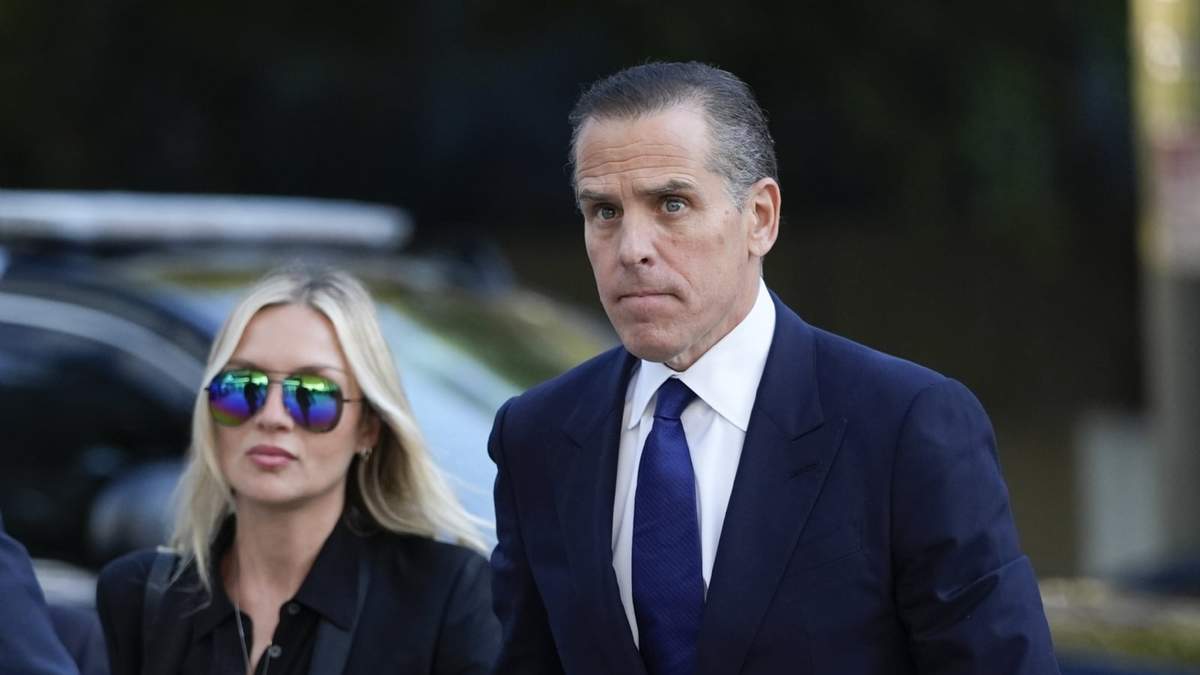 Hunter Biden es acompañado por su esposa Melissa Cohen a su llegada a una corte