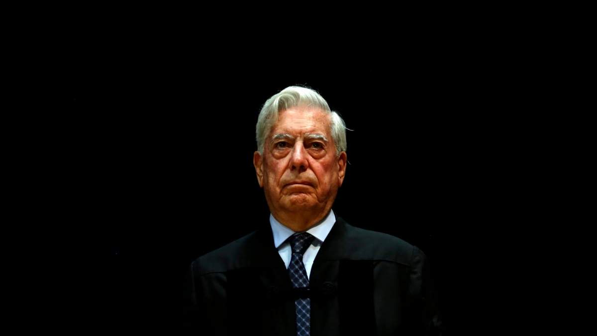 El Premio Nobel de Literatura peruano Mario Vargas Llosa asiste a la ceremonia donde le fue otorgado un título honoris causa por la Universidad Nova de Lisboa, en Lisboa, Portugal