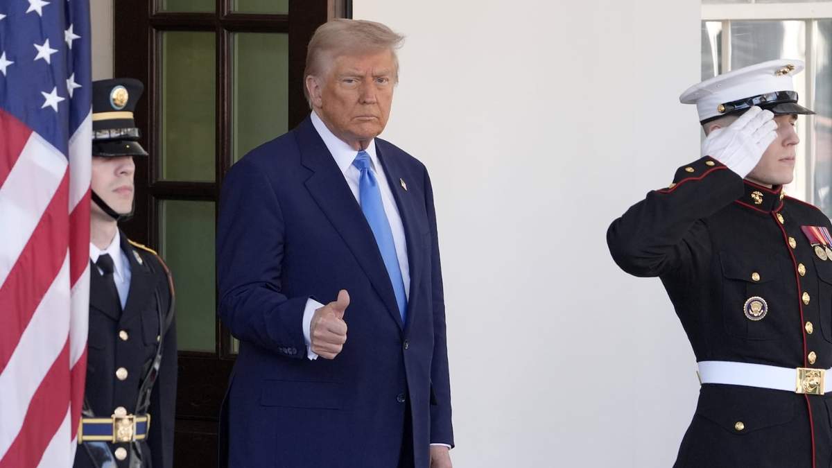 El presidente Donald Trump levanta el pulgar mientras se dispone a recibir al presidente de Francia, Emmanuel Macron, en la Casa Blanca