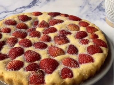 Torta suave de frutillas: la receta matera más rica y fácil para salir de lo común y sorprender