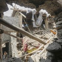 Rescatistas buscan sobrevivientes tras terremoto en Afganistán; hay más de mil 400 muertos