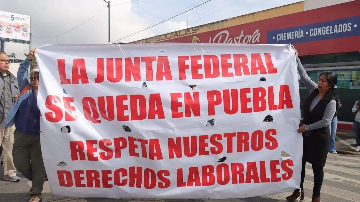 Cierran calles por la desaparición de la junta especial federal de conciliación y arbitraje de