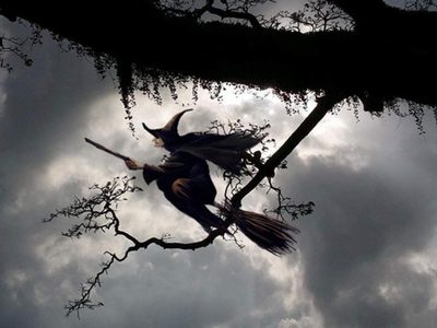 Por qué las brujas usan escobas para volar
