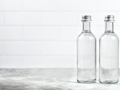 No tires las botellas de vidrio: creá esta lámpara de lo más glamurosa con efecto espejo