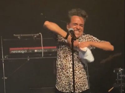 Rubén Albarrán desata polémica por romper un Dr. Simi en pleno concierto (Video)