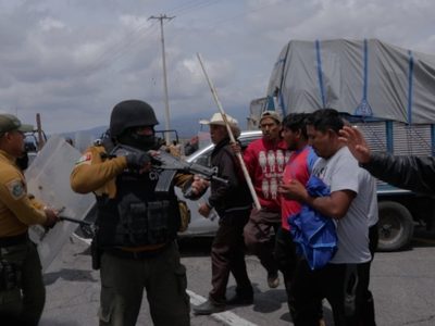 Policía de Veracruz reprime a campesinos que bloqueaban Granjas Carroll; denuncian tres muertos