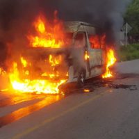 Comando ejecuta a dos hombres y quema unidades de transporte público en Guerrero