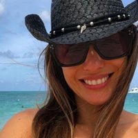¡Mojadita! Pampita sale lentamente del agua y desborda belleza con su bikinazo metalizado. ¡OMG!