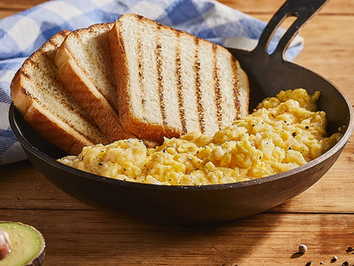 El trucazo para hacer unos huevos revueltos jugosos, deliciosos y sin una gota de aceite