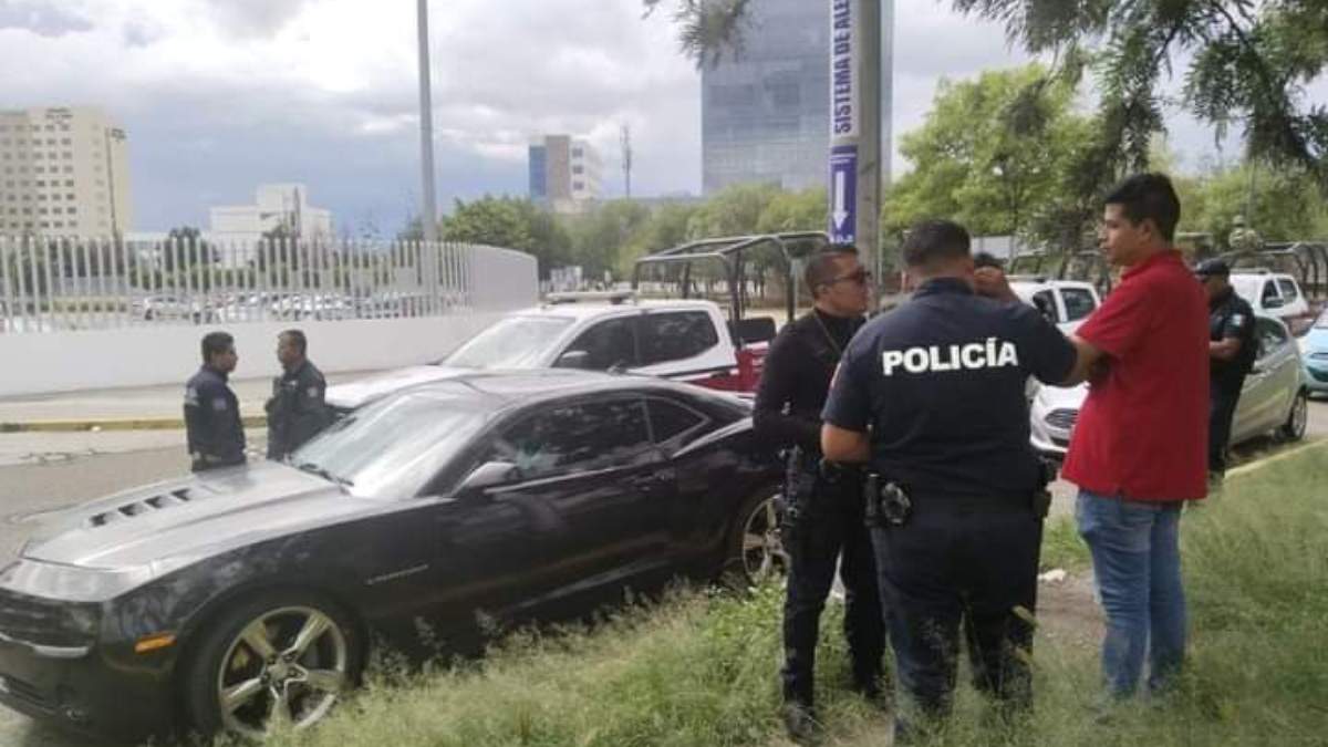 Camaro atacado a balazos