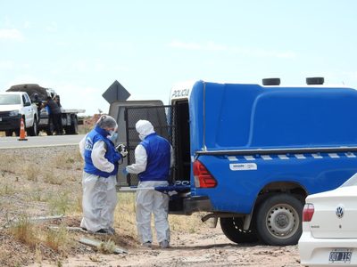 Investigan la muerte de un hombre que estaba en el asiento trasero de un Mercedes Benz estacionado