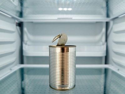 No tires las latas de arvejas vacías, transformalas en este coqueto candelabro para tu habitación