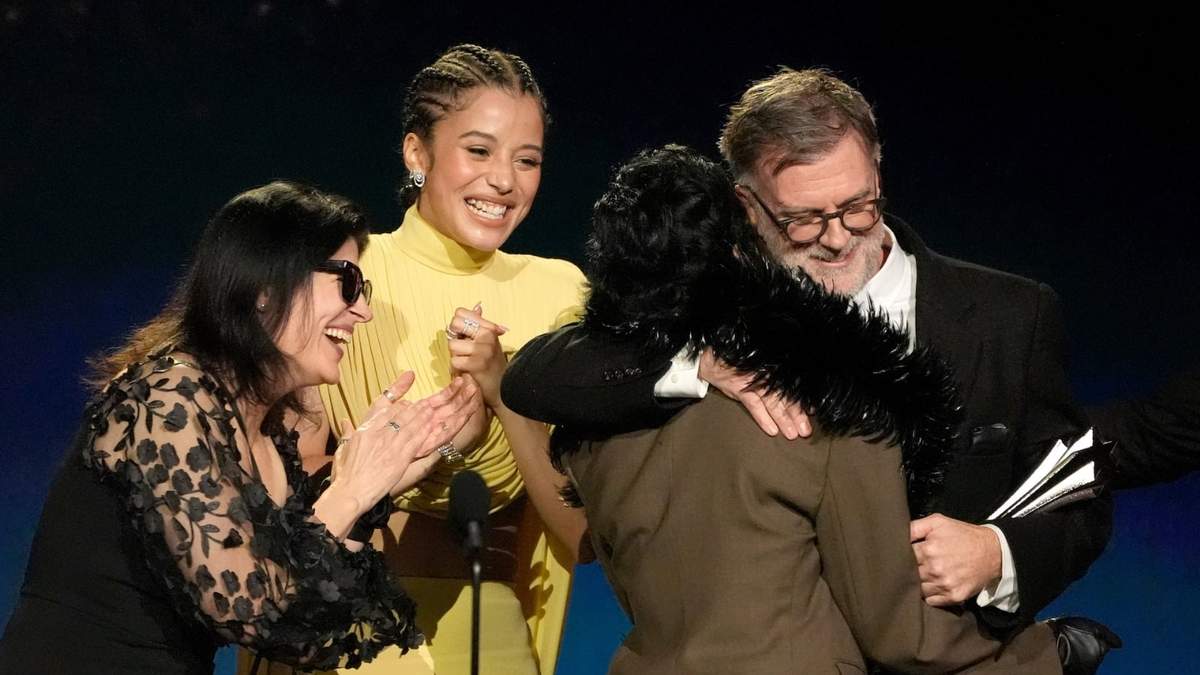 Cassandra Kulukundis, Chase Infiniti, Teyana Taylor y Paul Thomas Anderson aceptan el premio a la mejor película por "Una batalla tras otra"