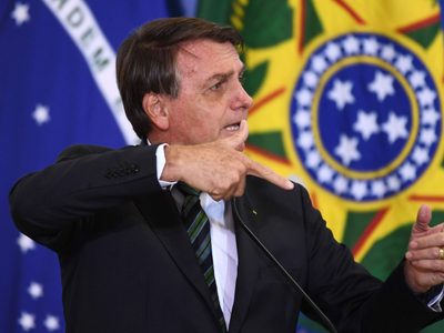 Jair Bolsonaro felicita a un niño con un fusil de juguete y lo pone como ejemplo de "civilidad"