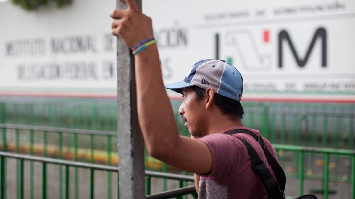 Un hombre llama por teléfono afuera de la estación del Instituto Nacional de Migración (INM) Siglo XXl en Tapachula, Chiapas