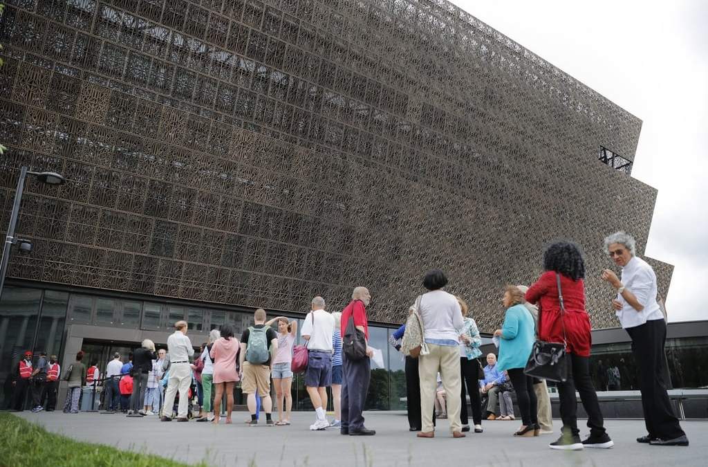 Personas esperan en fila para ingresar al Museo Nacional Smithsonian de Historia y Cultura Afroestadunidense en el National Mall en Washington