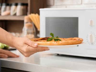 Sin prender el horno ni ensuciar: la mejor forma de hacer pizza casera en microondas en solo 5 minutos