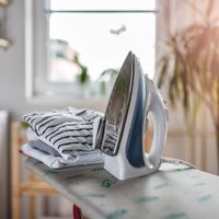 El secreto de la abuela para limpiar tu plancha de ropa y dejarla como recién comprada para que no te manche la ropa
