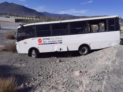 Tren arrolla a camión de pasajeros en García, Nuevo León; hay 2 muertos